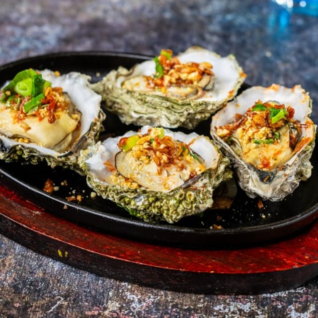 Grilled Oysters w butter scallion (4PCS).
